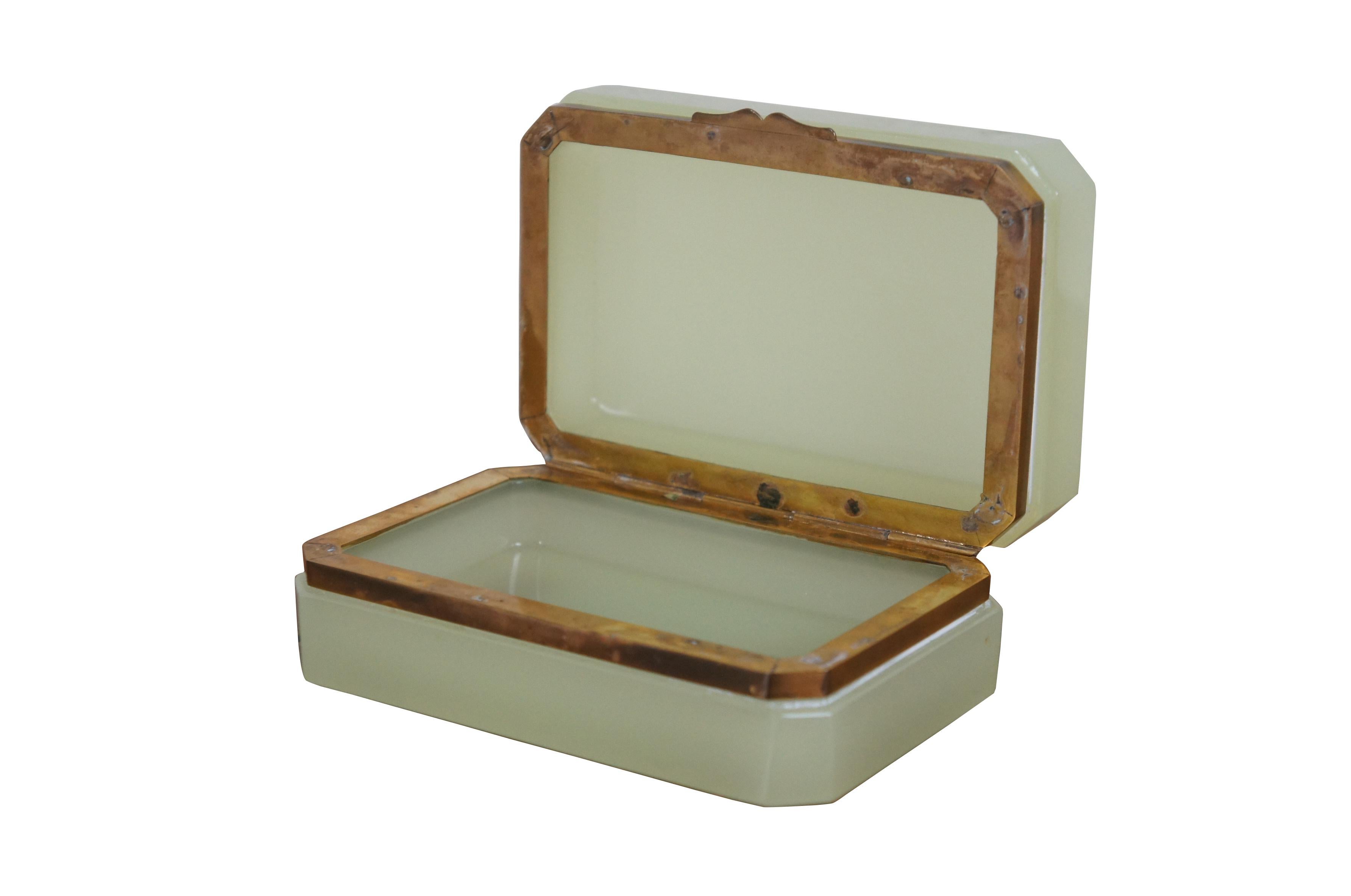 Murano Italy Opaline Uranium Vaseline Green Glow Glass Trinket Box Casket In Good Condition In Dayton, OH