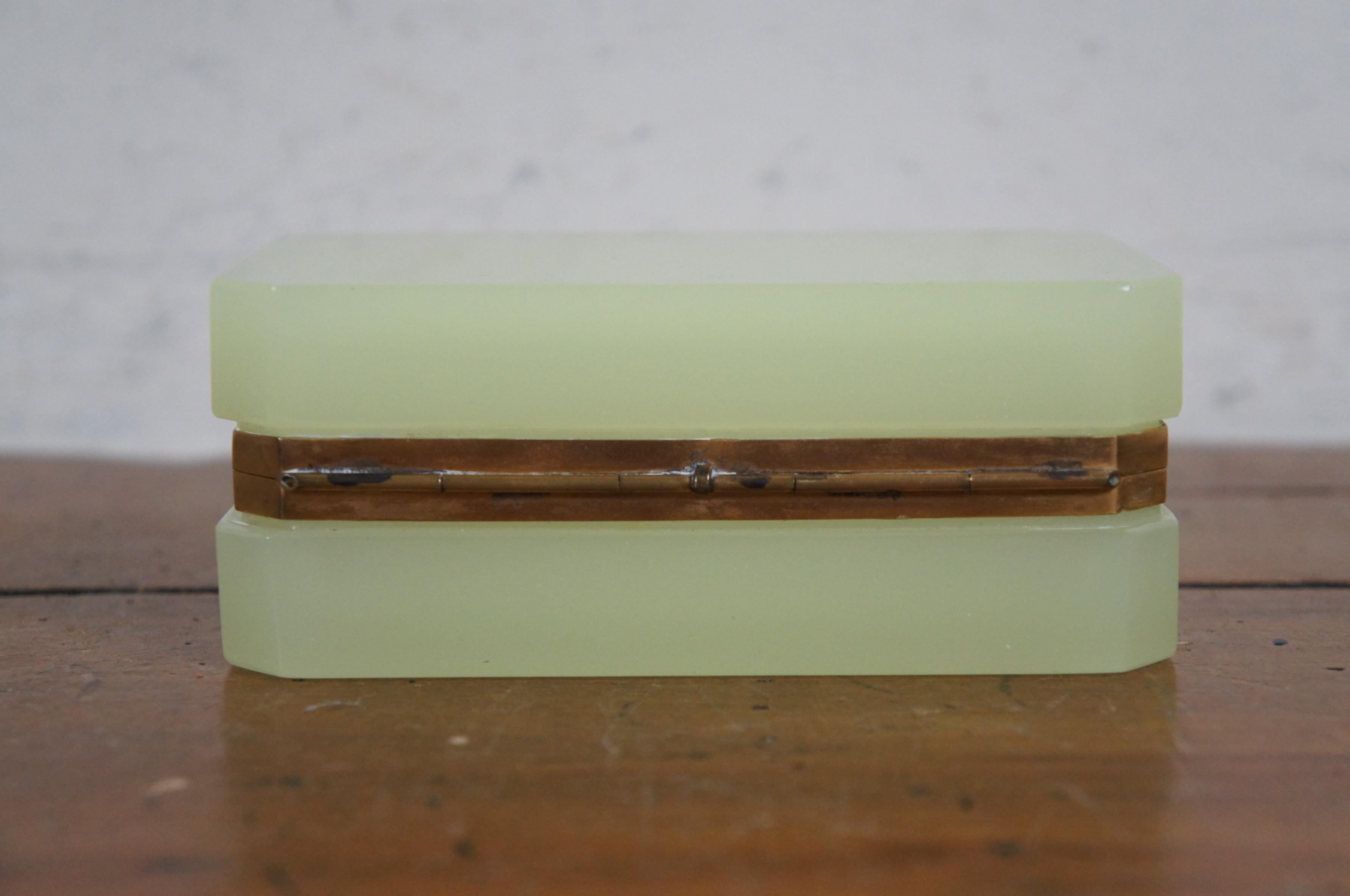 Murano Italy Opaline Uranium Vaseline Green Glow Glass Trinket Box Casket 1