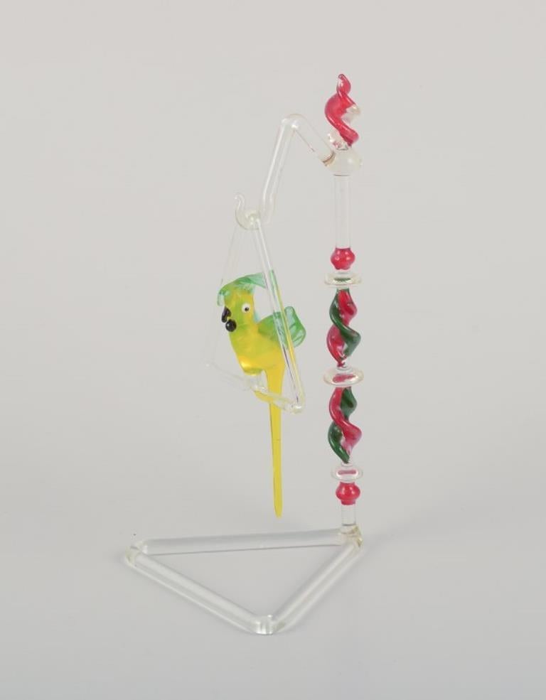 Murano, Italie. Rare sculpture d'un perroquet suspendue à un Stand.
Verre d'art soufflé à la bouche.
Vers 1970.
Parfait état.
Dimensions : H 16,0 cm x L 8,0 cm : H 16,0 cm x L 8,0 cm.