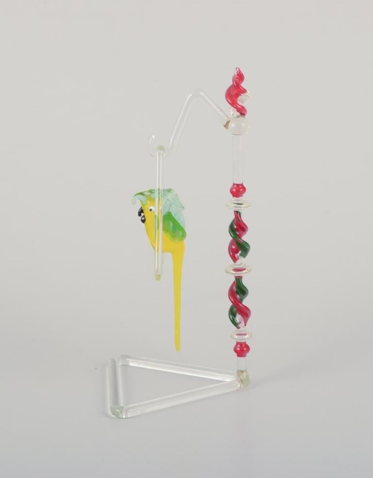 italien Murano, Italie. Rare sculpture d'un perroquet suspendue à un Stand. en vente