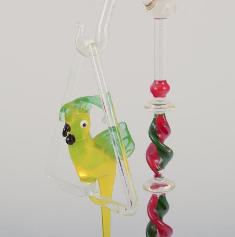 Fin du 20e siècle Murano, Italie. Rare sculpture d'un perroquet suspendue à un Stand. en vente