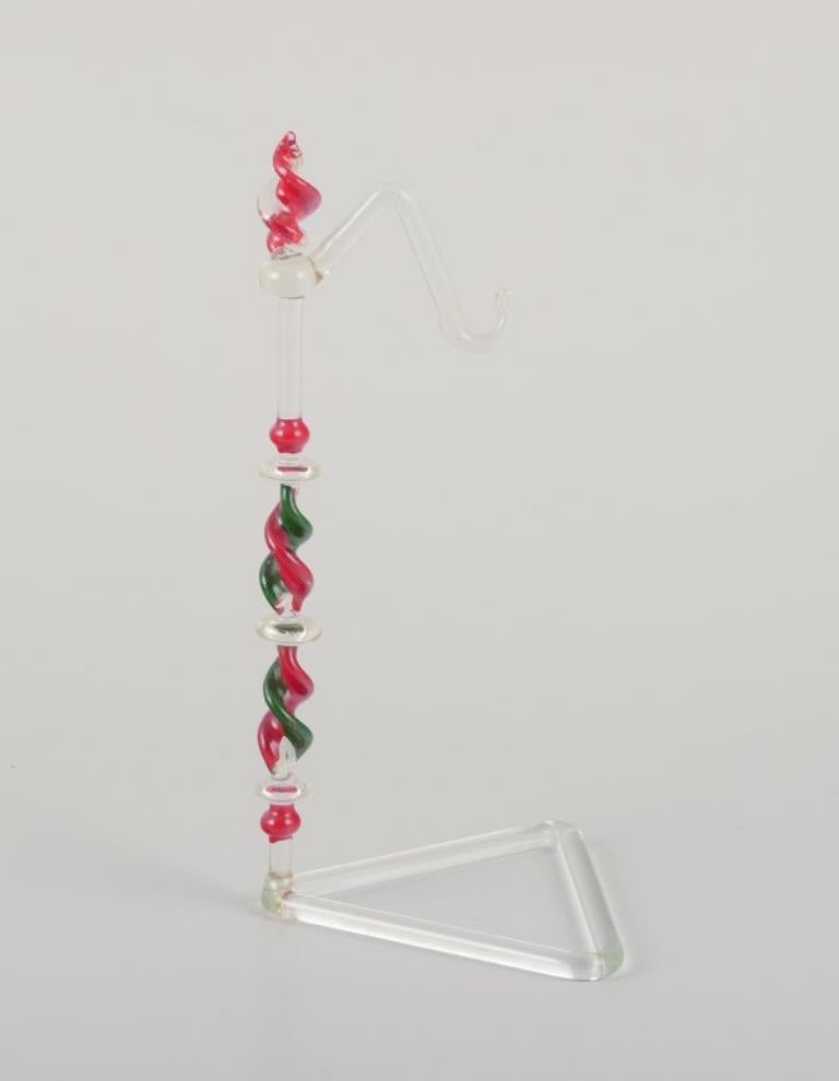 Verre d'art Murano, Italie. Rare sculpture d'un perroquet suspendue à un Stand. en vente