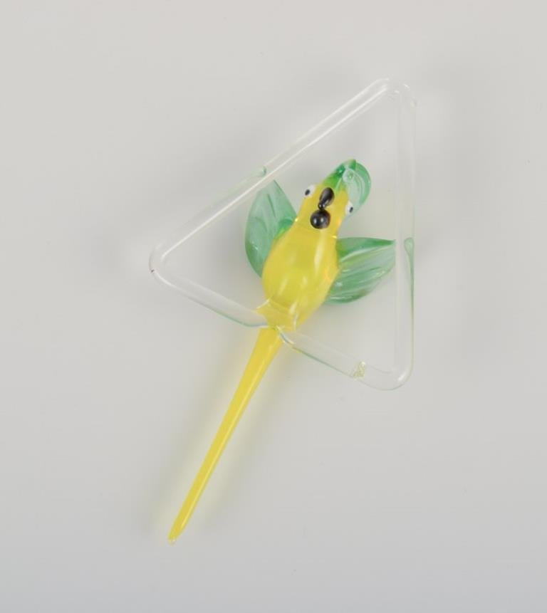 Murano, Italie. Rare sculpture d'un perroquet suspendue à un Stand. en vente 1