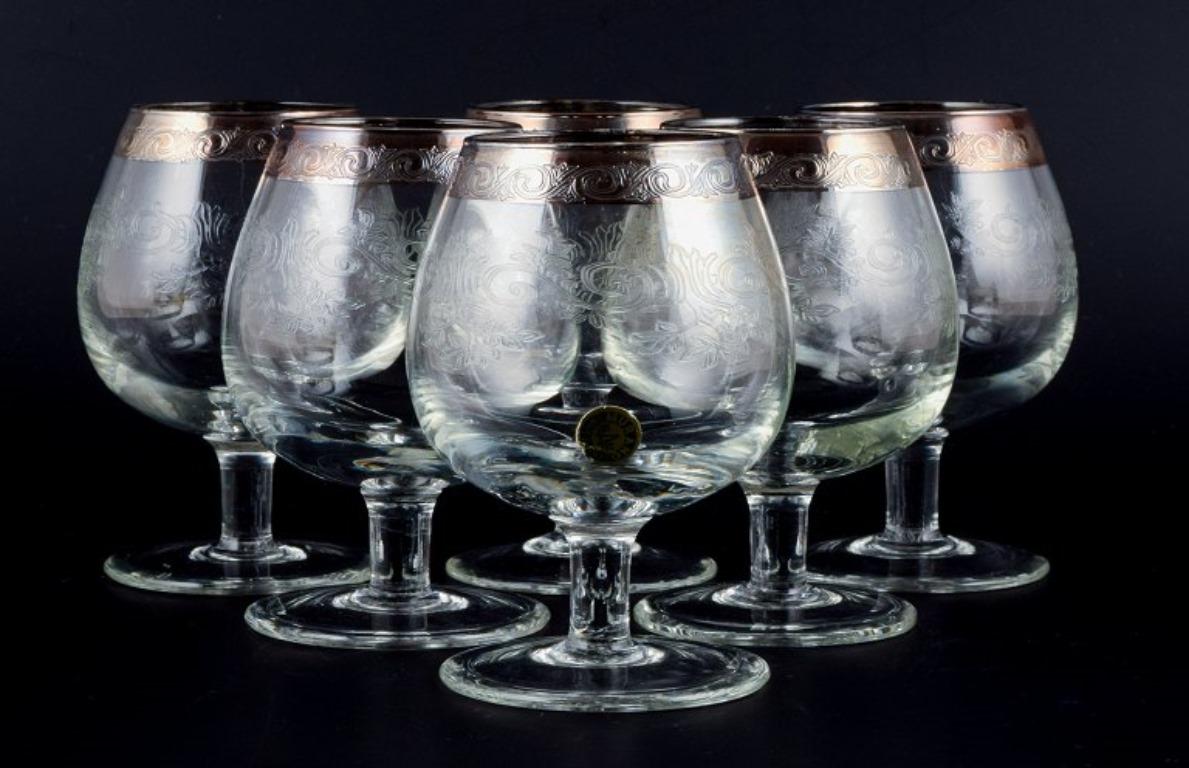 Murano, Italy, six mouth-blown and engraved brandy glasses with silver rim.
Mid-20th century.
In perfect condition.
Sticker.
Dimensions: H 11.0 x D 7.0 cm.