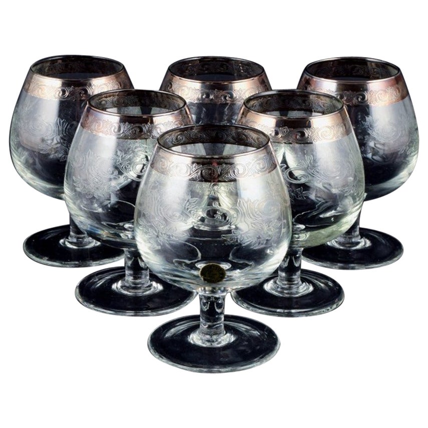 Murano, Italie, six verres à eau-de-vie soufflés à la bouche et gravés, avec bord en argent.