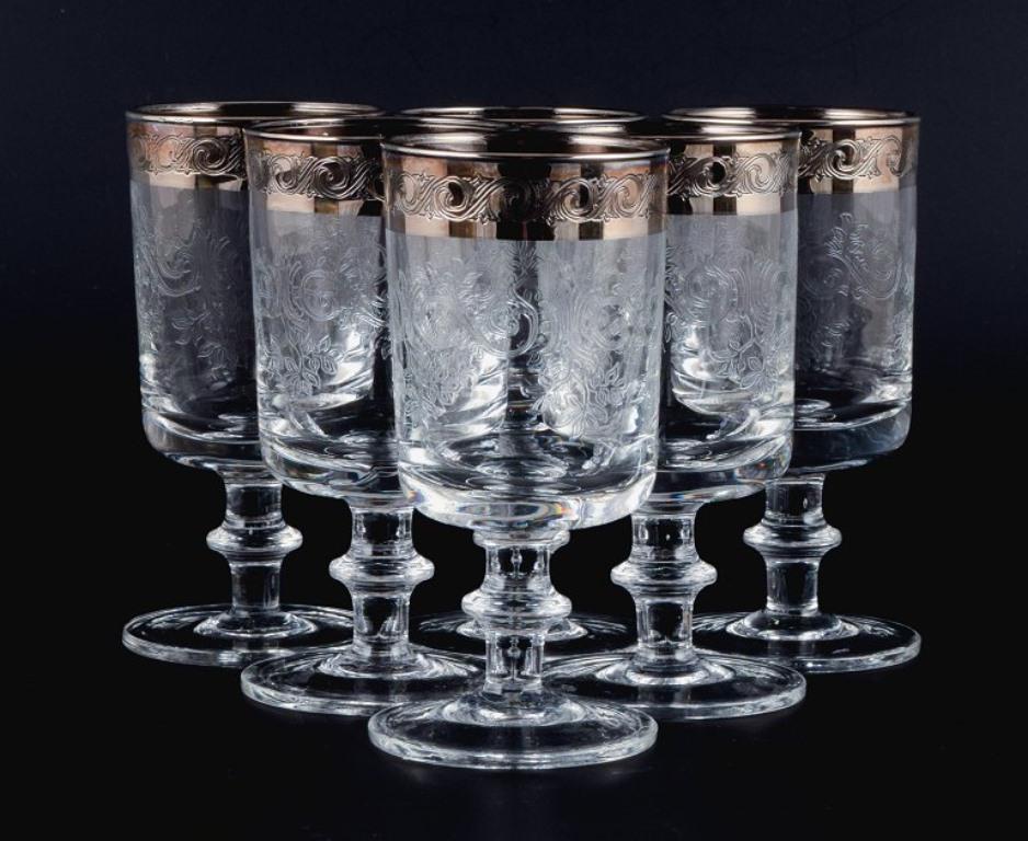 Murano, Italy, six mouth-blown and engraved dessert wine glasses with silver rim.
Mid-20th Century.
In perfect condition.
Dimensions: H 10.5 x D 5.5 cm.


