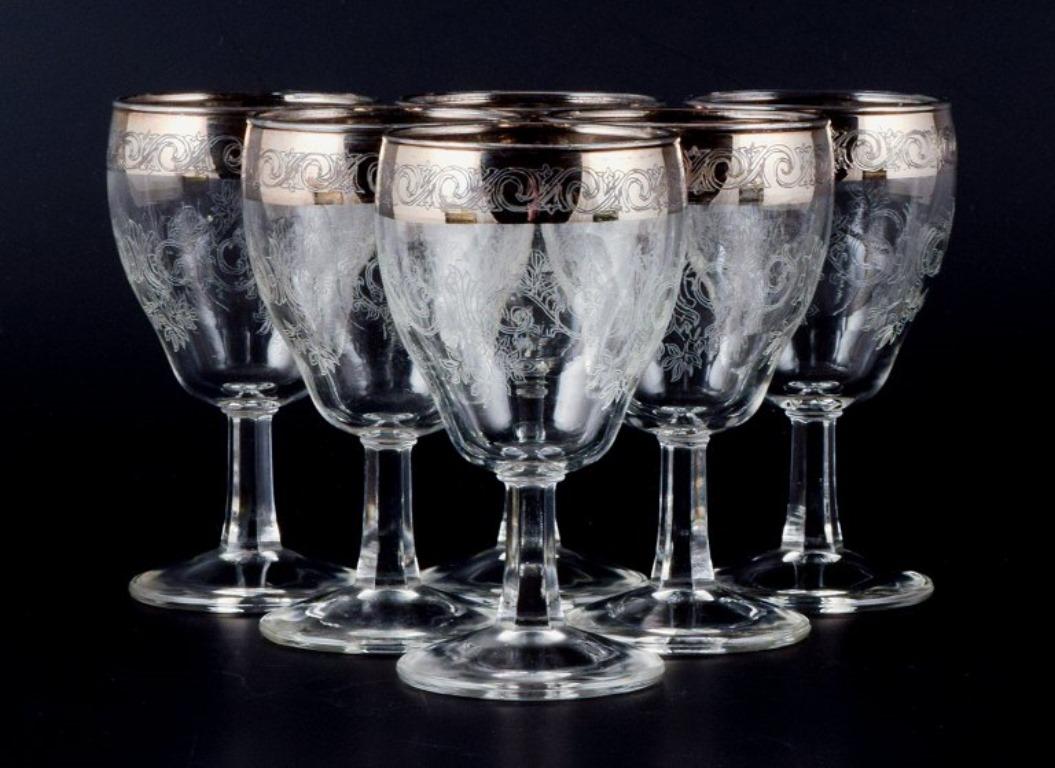 Murano, Italia, seis copas de vino de Oporto sopladas a boca y grabadas, con borde de plata.
Mediados del siglo XX.
En perfecto estado.
Dimensiones: A 12,2 x 10,0 cm.



