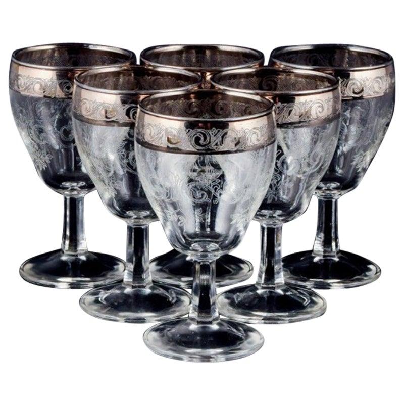 Six verres à vin de Murano, soufflés à la bouche et gravés, avec bord argenté