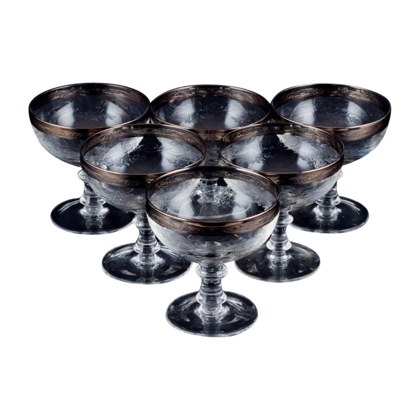 Sechs mundgeblasene, gravierte Champagnergläser mit silbernem Rand aus Murano, Italien.