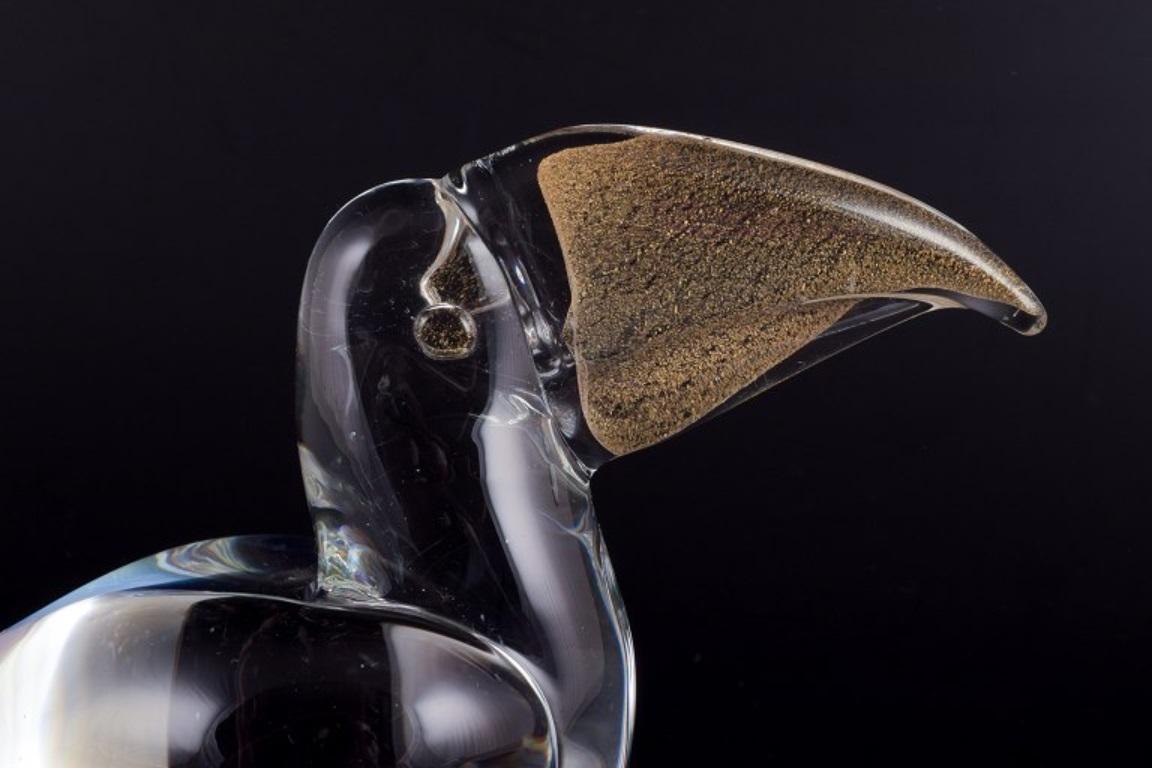 Murano, Italy. Small art glass sculpture of a toucan in clear glass. In Excellent Condition In Copenhagen, DK