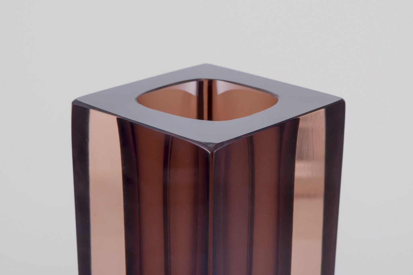 Les produits d'occasion sont exonérés de droits d'importation pour les clients américains. 
Par conséquent, aucun droit d'importation ne s'appliquera à votre achat.

Murano, Italie. Vase carré en verre d'art.
Verre d'art de couleur fumée et
