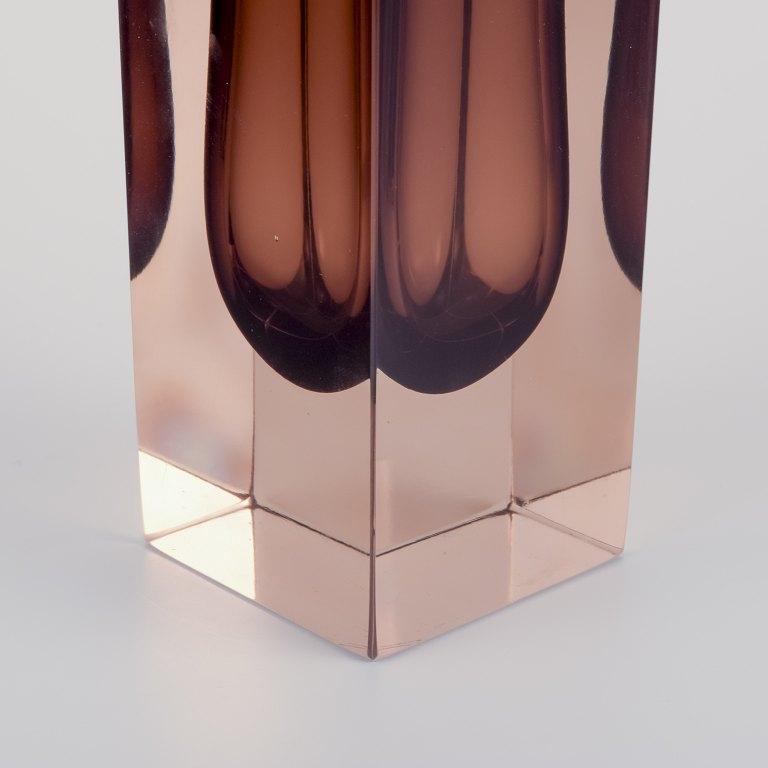 Moderne Murano, Italie. Vase carré en verre d'art. Verre d'art de couleur fumée et marron. en vente