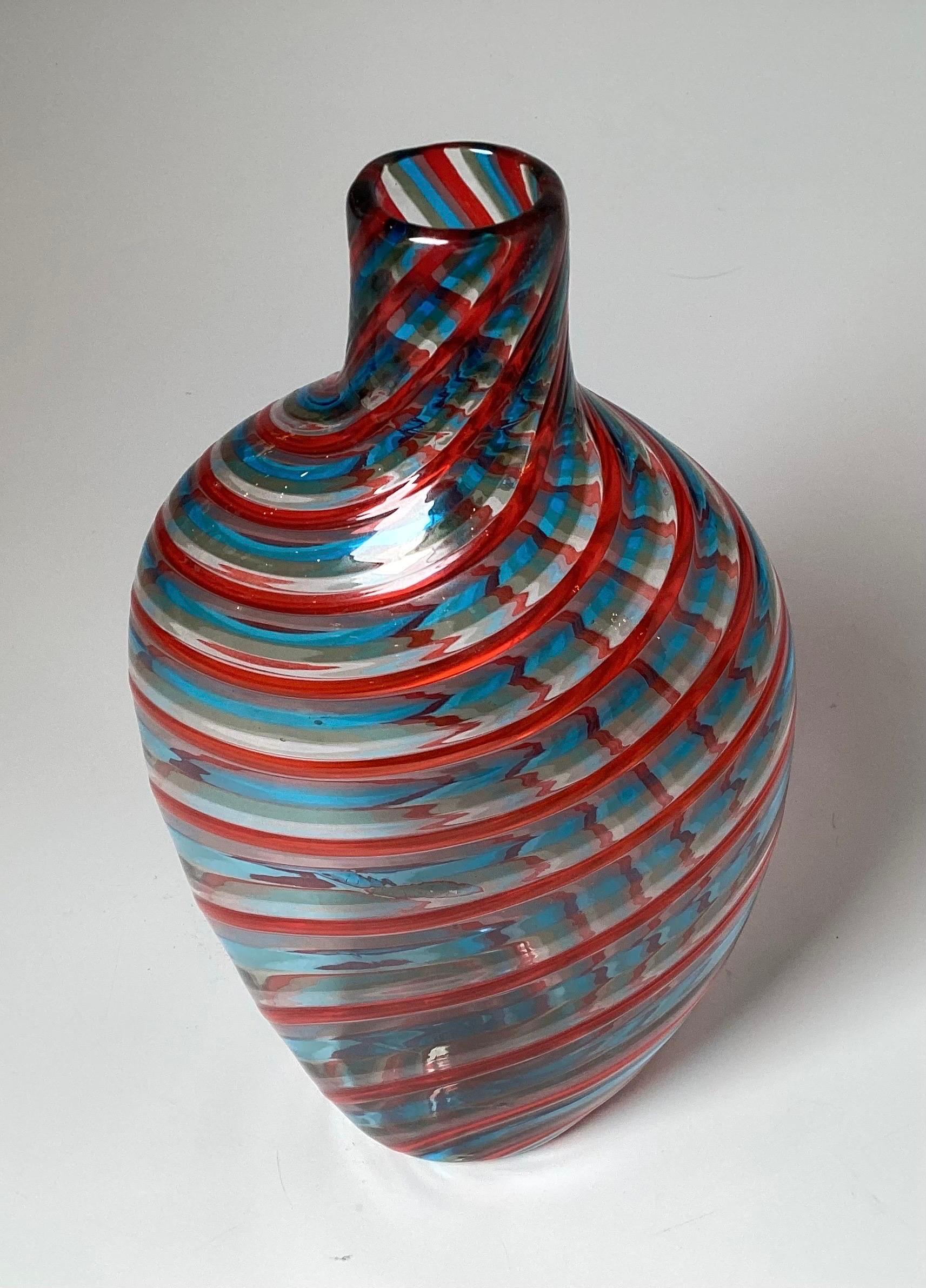 Un bellissimo vaso Linea Valentina in vetro di Murano trasparente, rosso e blu, disegnato dallo studio del maestro Adriano dalla Valentina. Ha l'etichetta originale in carta stagnola.