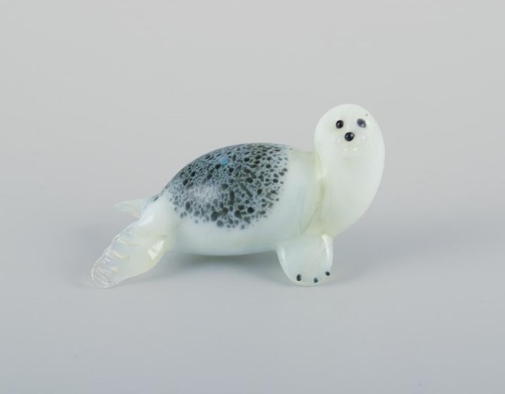 Italian Murano, Italy. Three miniature glass animal figurines. Two seals and a crab. For Sale