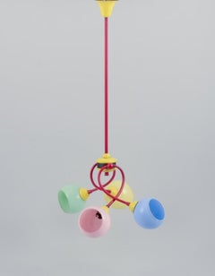 Murano, Italie. Lustre "Tutti Frutti" en métal coloré, avec abat-jour en verre.