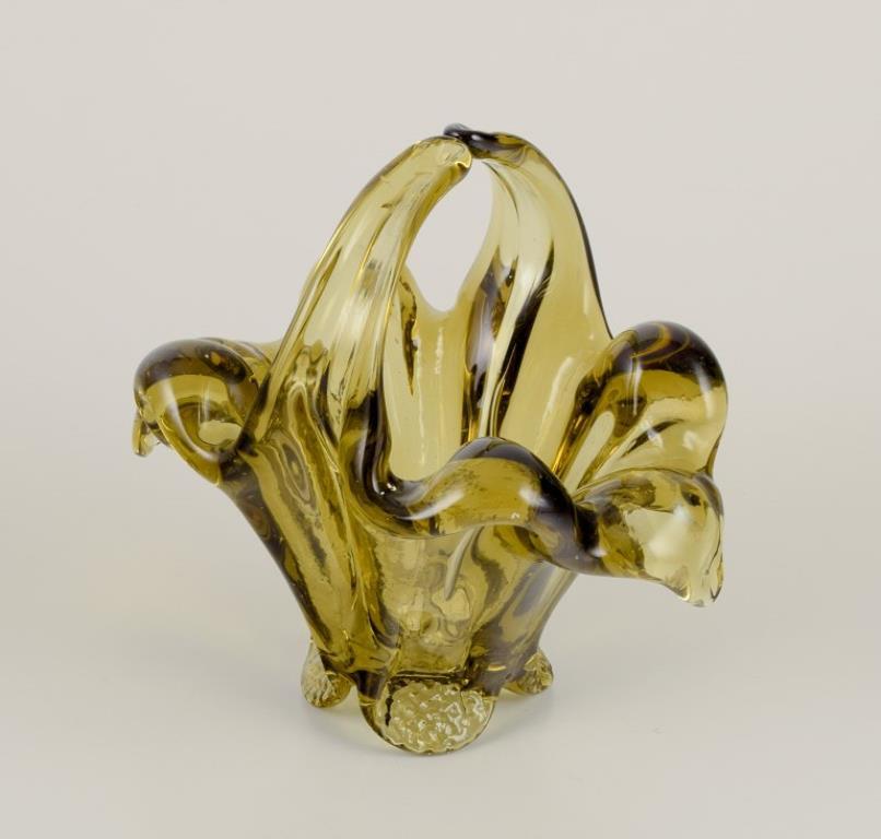 Murano, Italie.
Deux paniers en verre d'art. Verre soufflé à la bouche dans des teintes vertes.
Vers 1970.
Parfait état.
Le plus grand : L 13,0 cm x P 9,0 cm x H 12,0 cm.