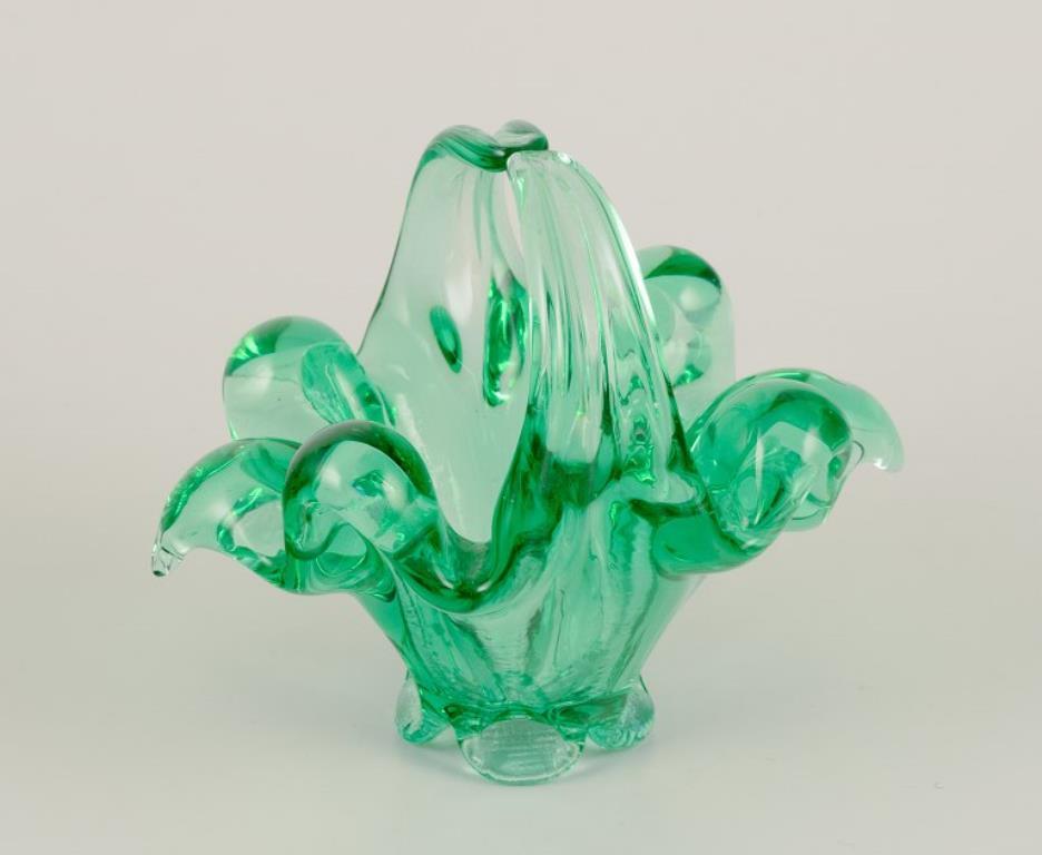 Fin du 20e siècle Murano, Italie. Deux paniers en verre d'art. Verre soufflé à la bouche dans des teintes vertes. en vente