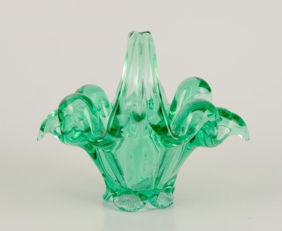 Verre d'art Murano, Italie. Deux paniers en verre d'art. Verre soufflé à la bouche dans des teintes vertes. en vente