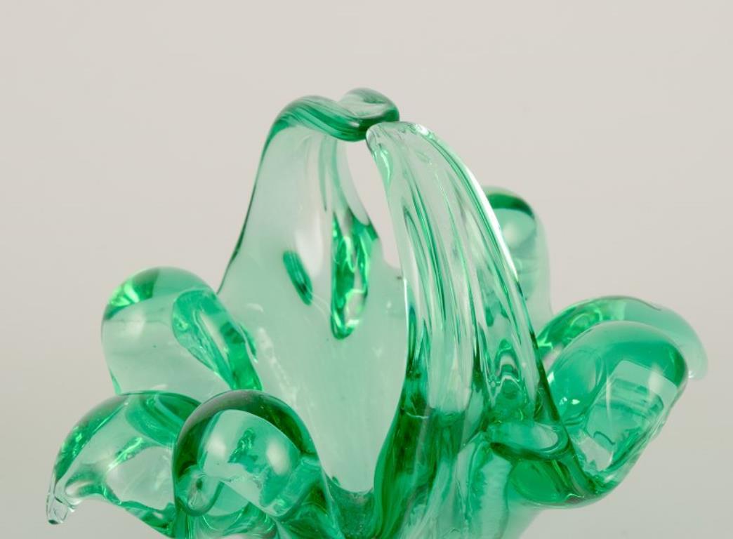 Murano, Italie. Deux paniers en verre d'art. Verre soufflé à la bouche dans des teintes vertes. en vente 1