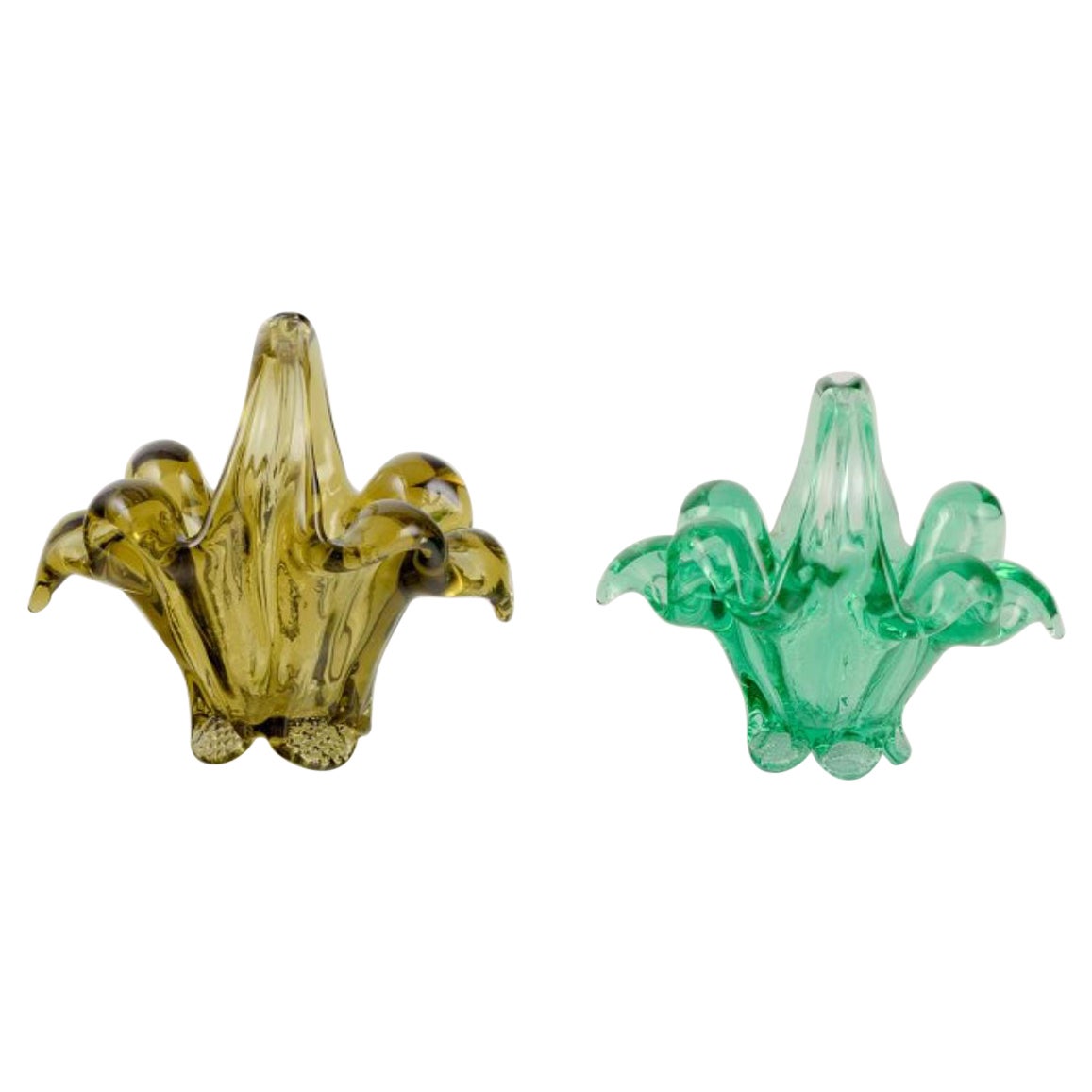 Murano, Italie. Deux paniers en verre d'art. Verre soufflé à la bouche dans des teintes vertes. en vente
