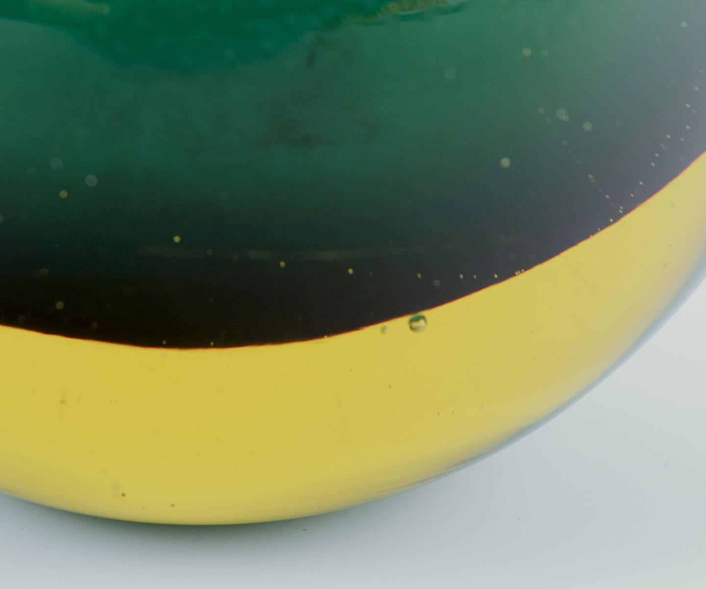 Verre d'art Murano, Italie. Vase en verre d'art Greene & Greene de forme bulbeuse. Environ 1960 en vente