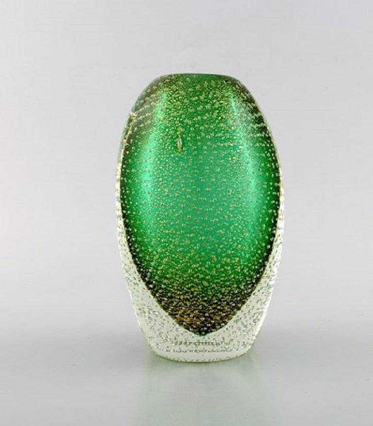 Murano, Italie. Vase en verre d'art soufflé à la bouche vert avec bulles et décorations dorées, années 1960.
En très bon état.
Mesures : 16 x 10 cm.