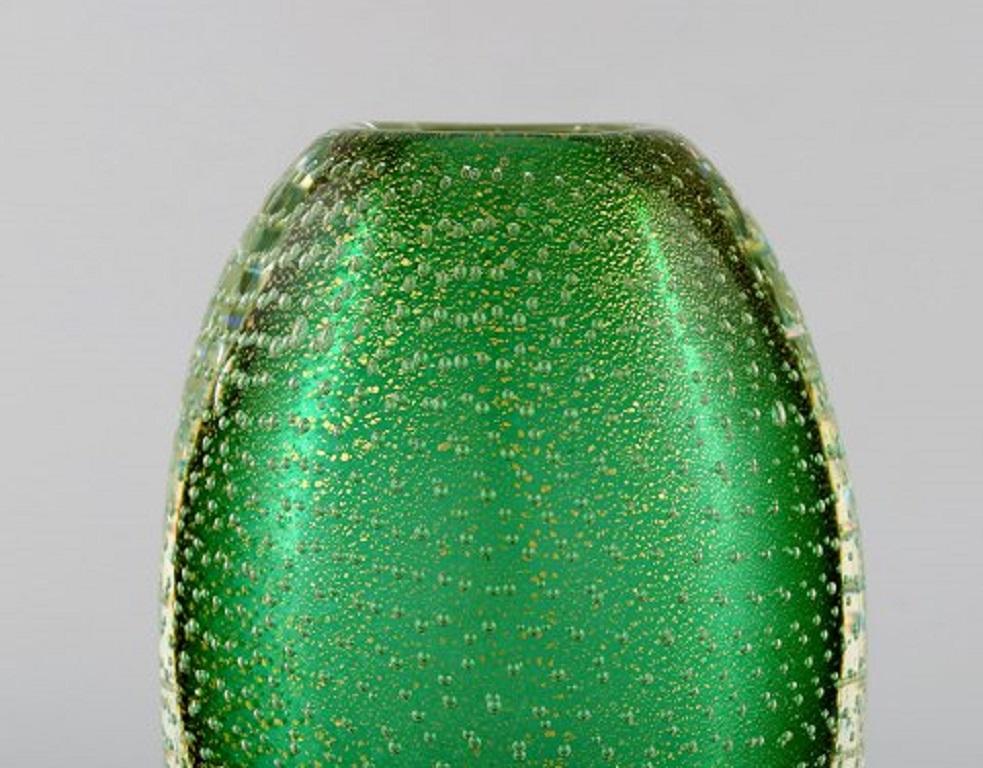 Mid-Century Modern Vase de Murano, Italie, en verre d'art soufflé à la bouche vert avec bulles en vente