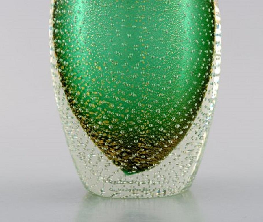 italien Vase de Murano, Italie, en verre d'art soufflé à la bouche vert avec bulles en vente