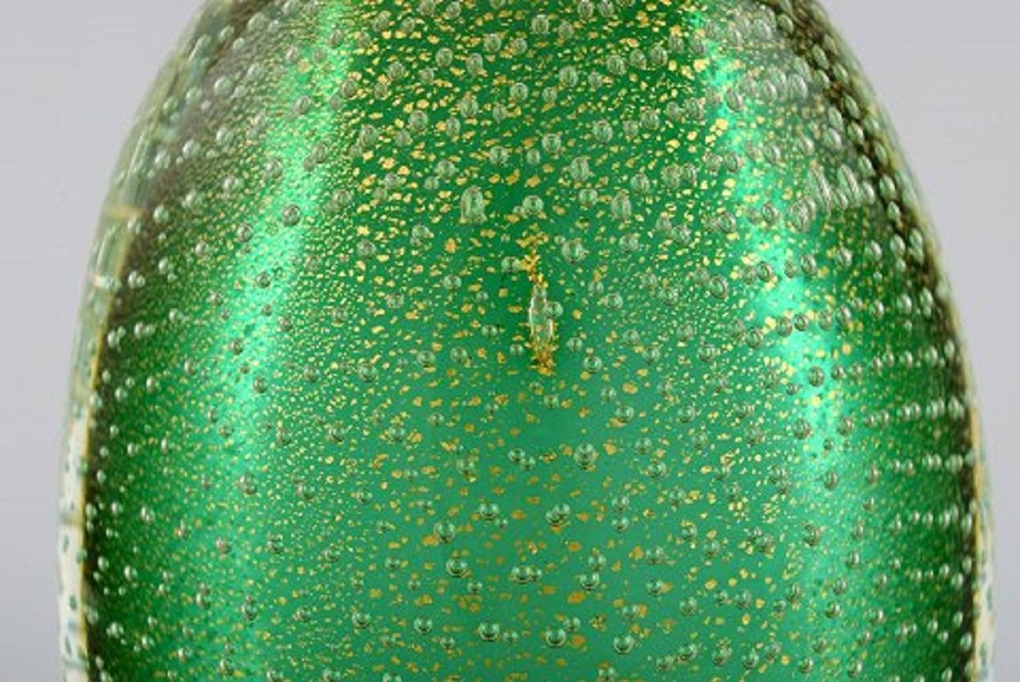 Vase de Murano, Italie, en verre d'art soufflé à la bouche vert avec bulles Bon état - En vente à Copenhagen, DK