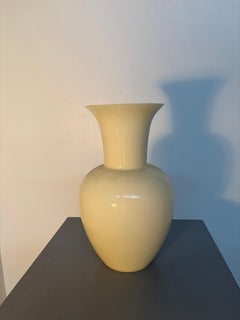 Vase en verre opalin « Murano Ivory » à bord évasé et étiquette