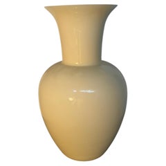 Vase en verre opalin « Murano Ivory » à bord évasé et étiquette