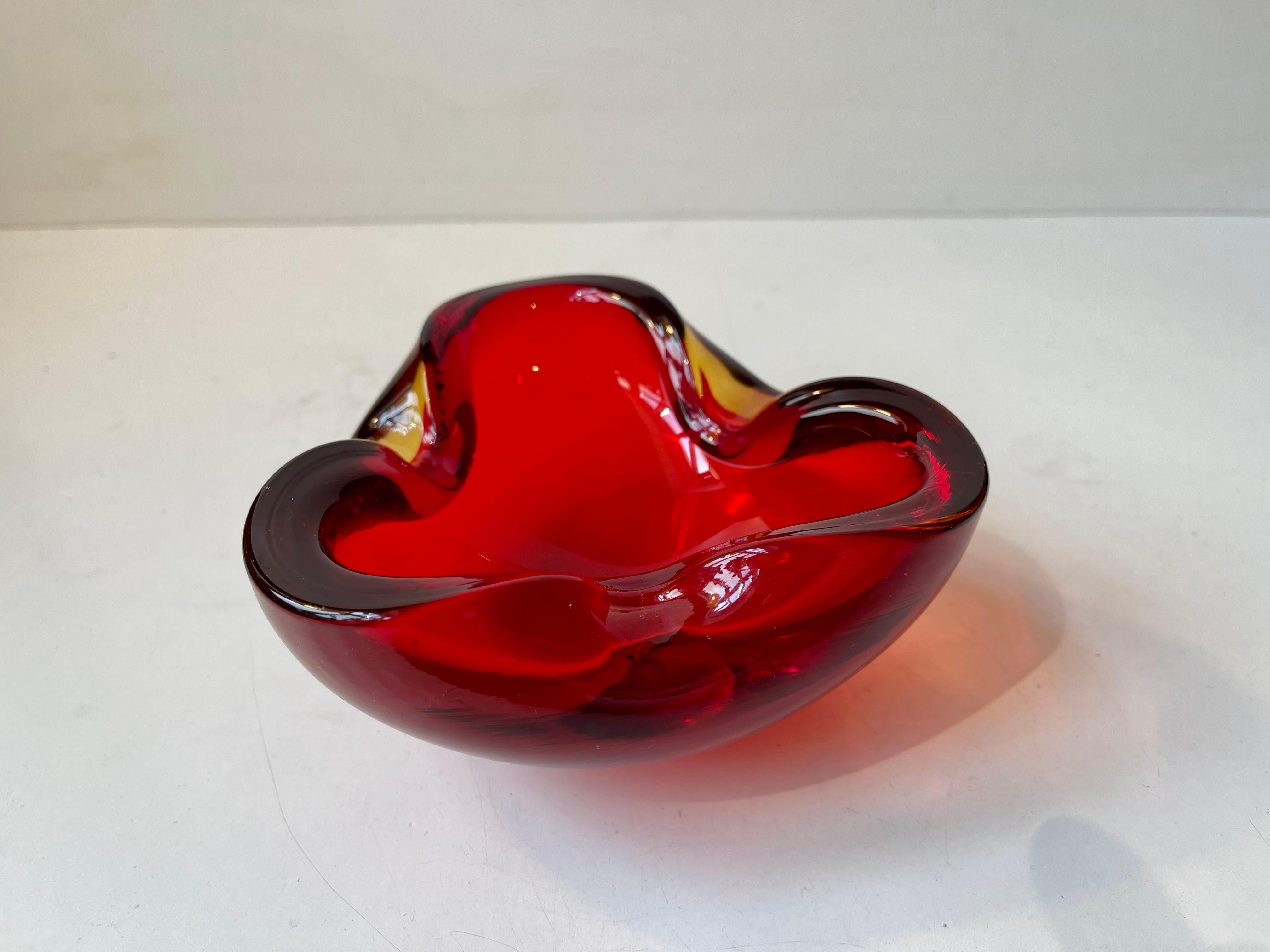 Decorative sommerso ashtray that resembles 'Red Lips' by Fratelli Toso Murano, circa 1970.
Measurements: H: 7 cm, W: 14.5 cm, Dept: 14 cm