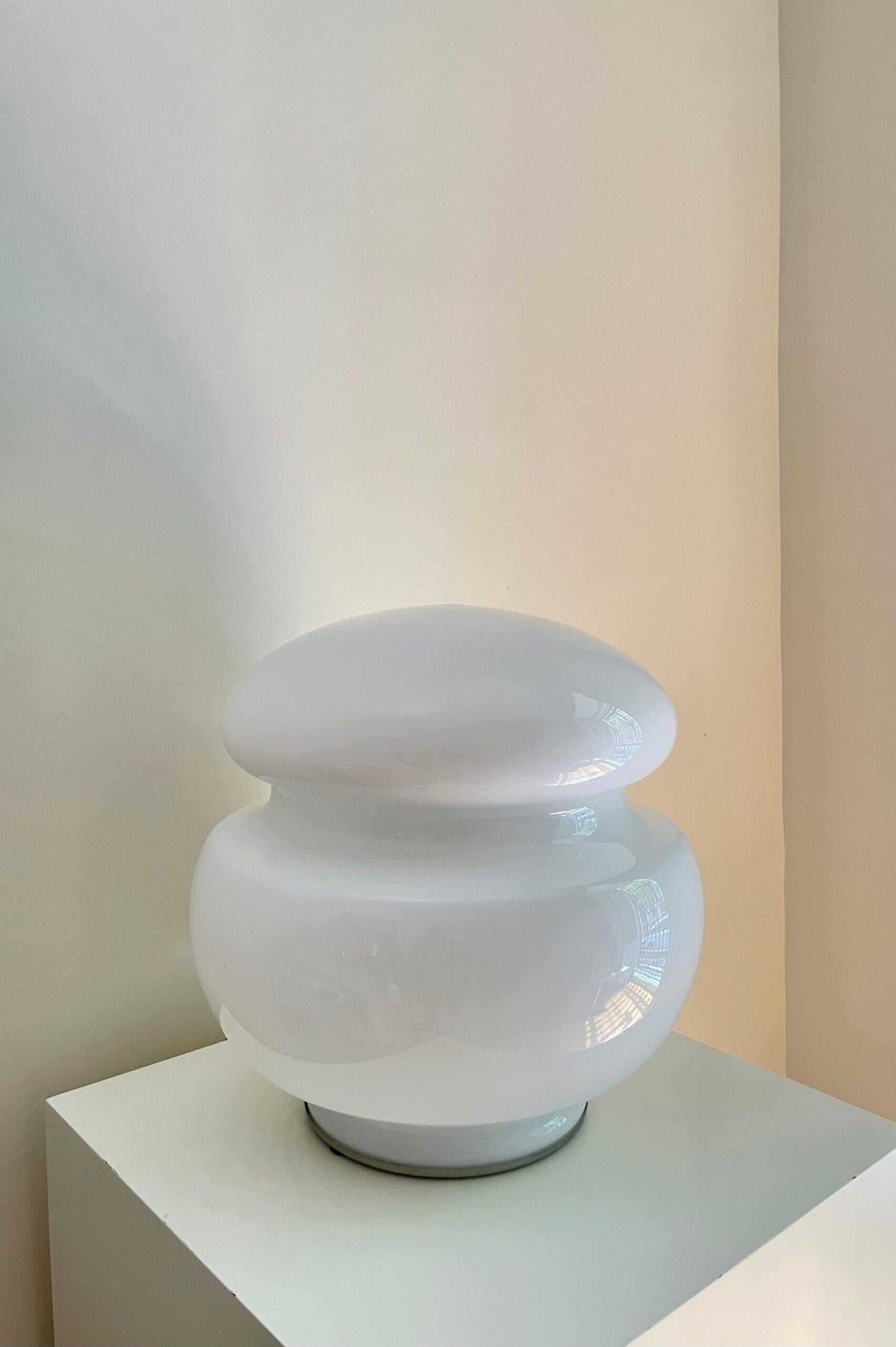 Table lamp in white Murano glass. Italy, 1970s.


