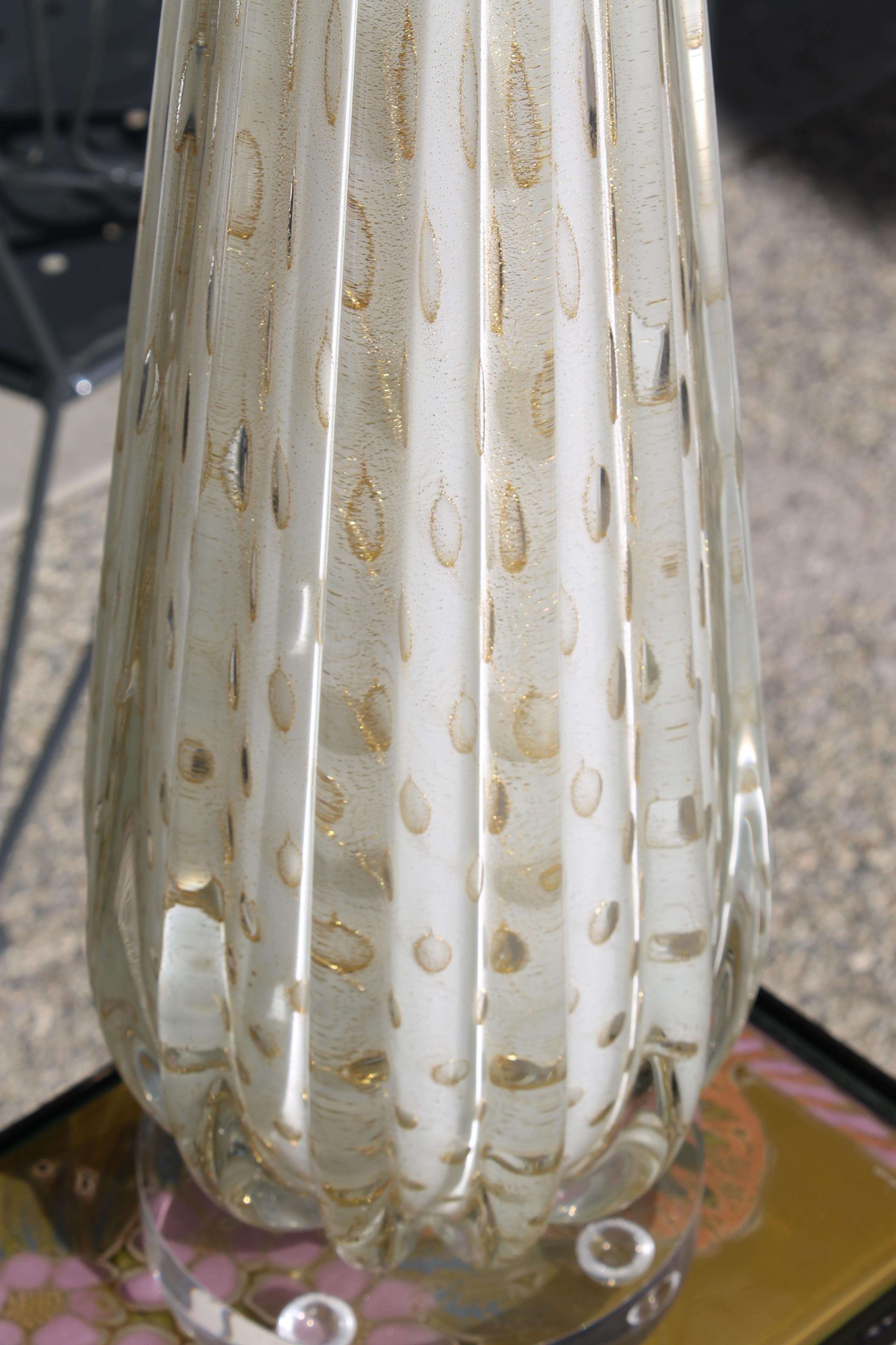 Lampe de Murano sur socle en lucite en vente 6