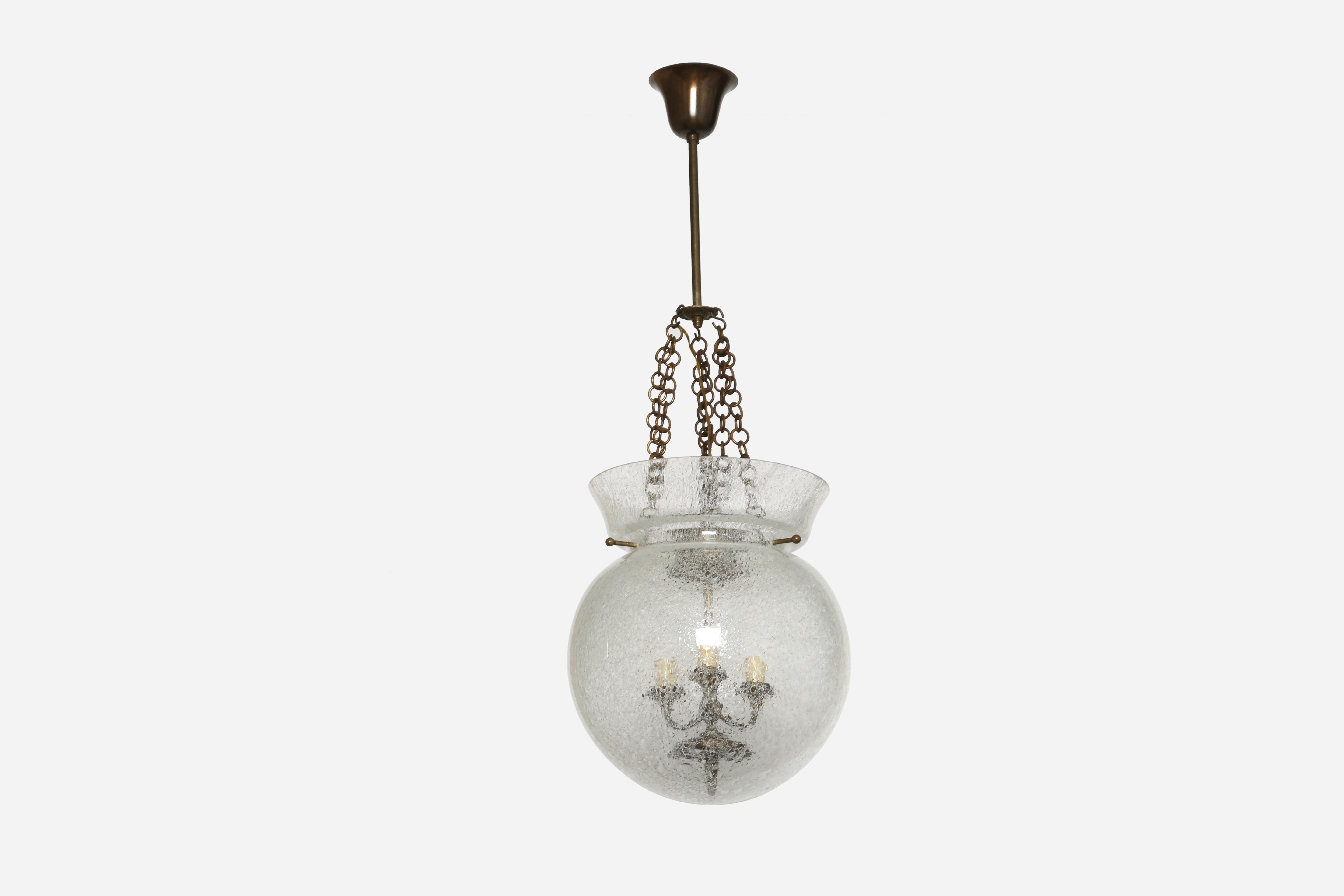 Lanterna di Murano in vetro Pulegoso.
Vetro di Murano, ottone patinato.
Tecnica del vetro Pulegoso con bolle di vetro.
Progettato e realizzato in Italia negli anni '60.
Contiene 3 lampadine a candelabro.
Cablaggio USA gratuito su