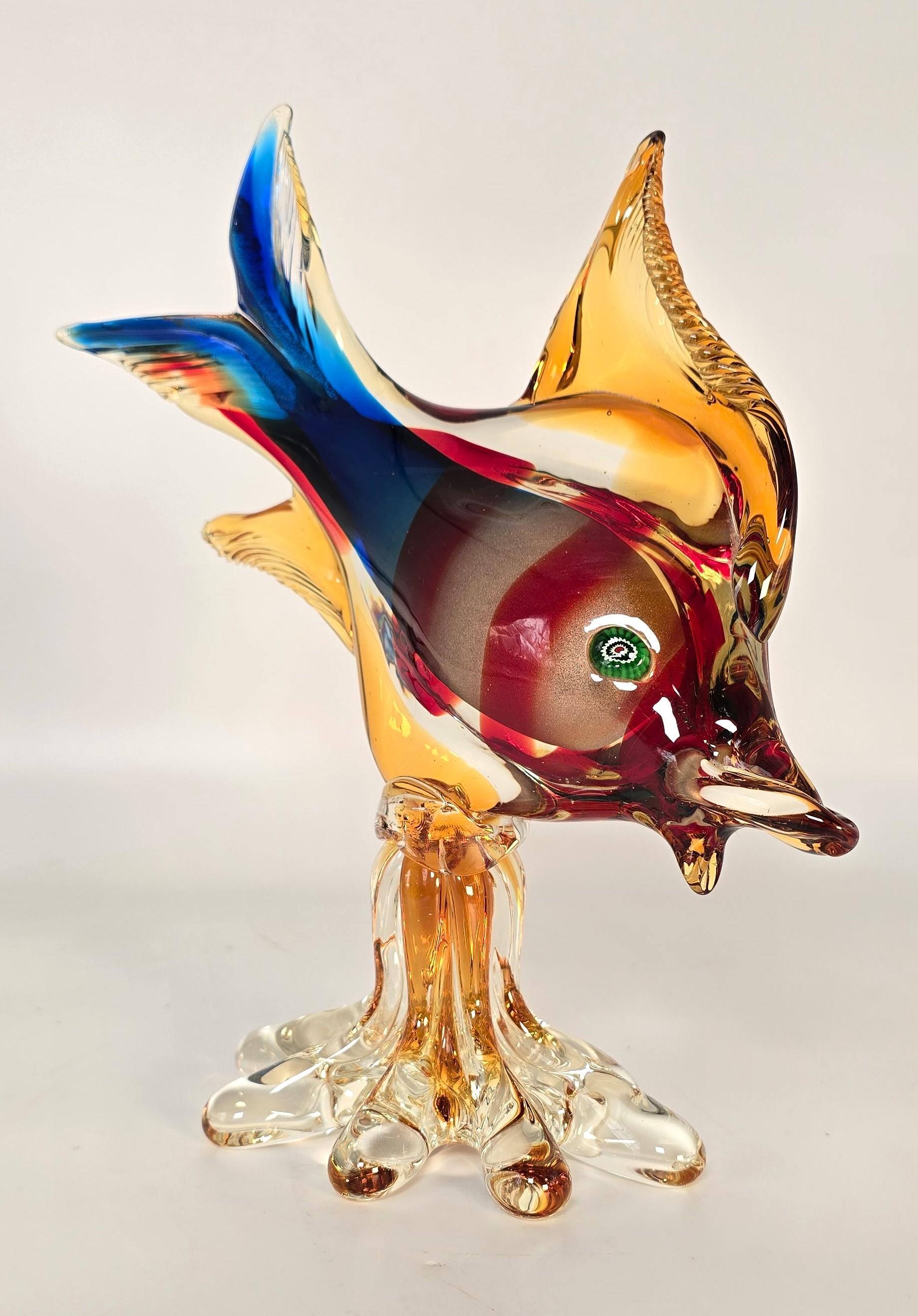 Dieses sehr schöne frühe Exemplar der hochqualifizierten lokalen Handwerker von der kleinen italienischen Insel Murano

Dies ist ein sehr großes und schön modelliertes Stück, das sehr natürliche Bewegungen und gute Details zeigt.

Sie wurde aus