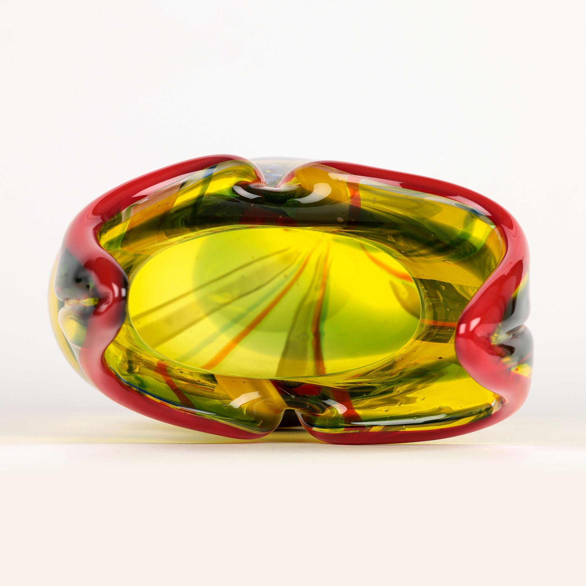 20ième siècle Grand vase en verre d'art jaune de Murano avec murrine et ruban en vente