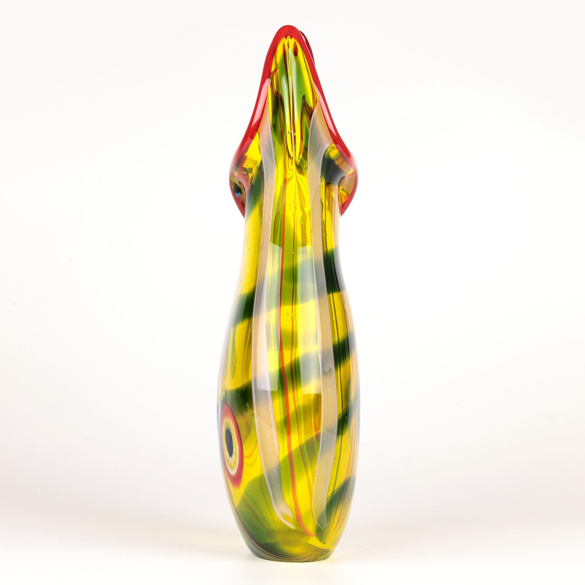 Verre brun Grand vase en verre d'art jaune de Murano avec murrine et ruban en vente