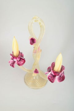 Murano. Großer Kerzenleuchter aus Kunstglas mit zwei Kerzenhaltern und floralen Elementen, 1960er Jahre