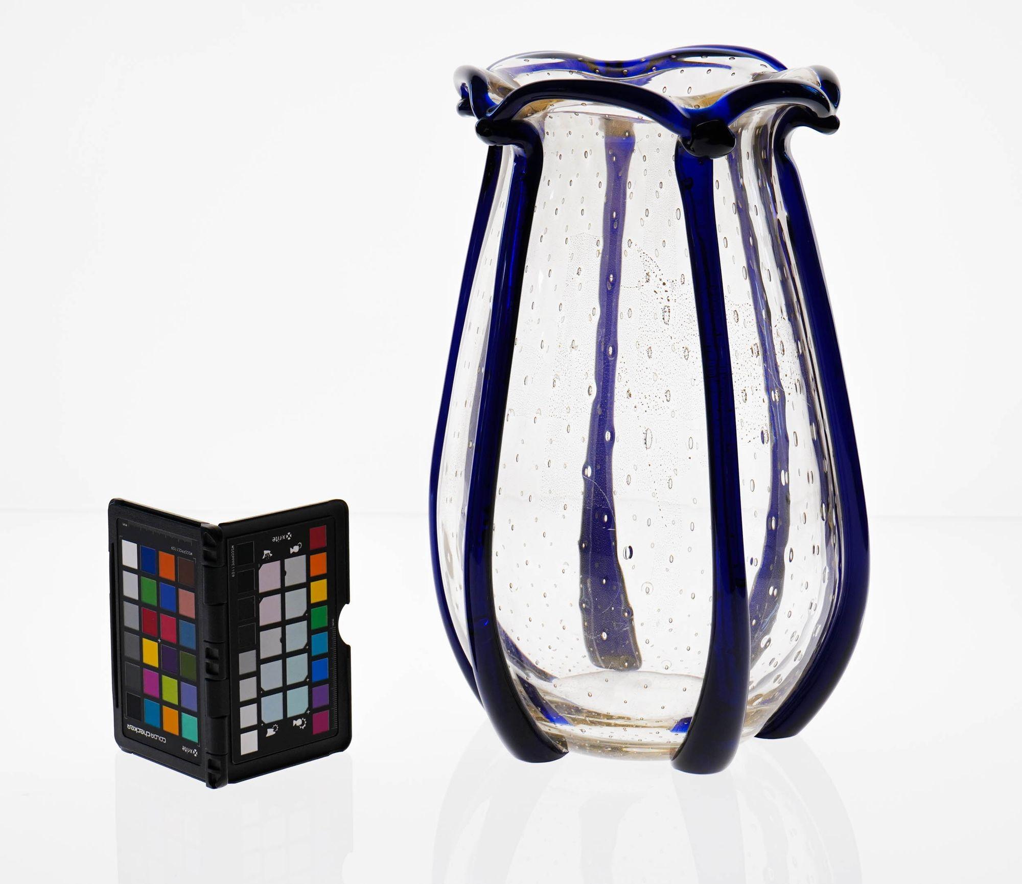 Murano Large Vase with baloton bubbles in gold leaf and Cobalt Blue beads For Sale 13