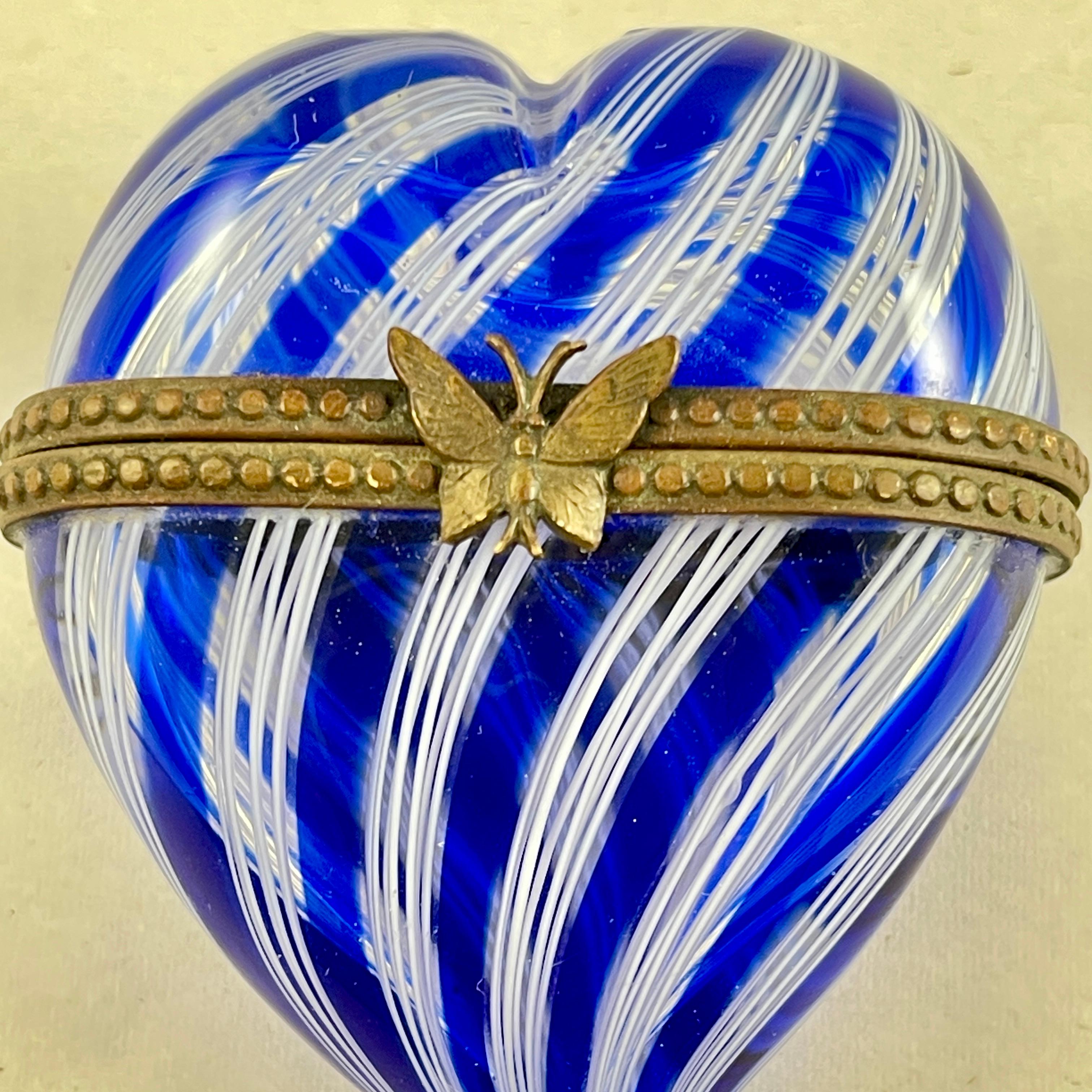 Caja de baratijas de cristal veneciano Latticino de Murano en forma de corazón en Bueno estado para la venta en Philadelphia, PA