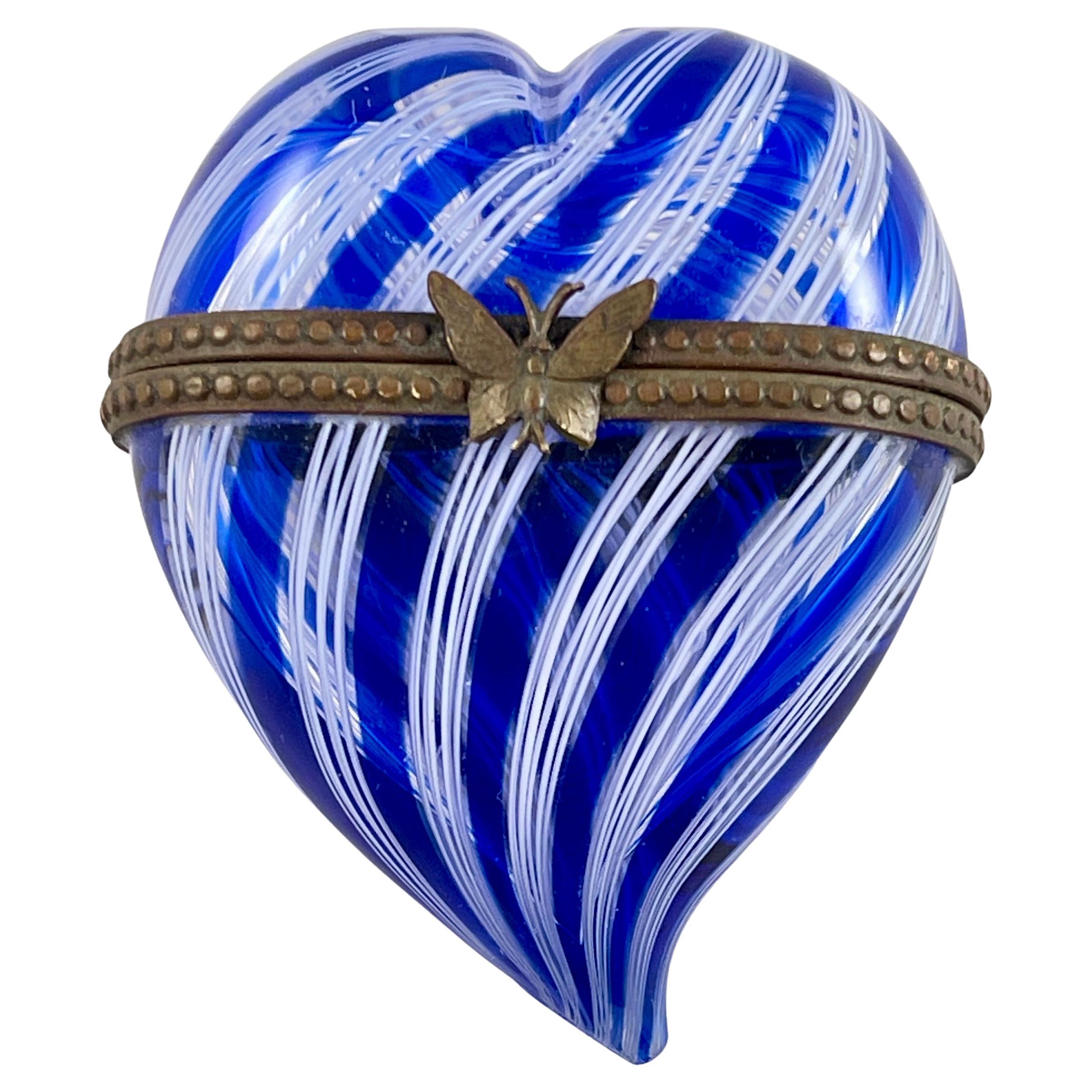 Caja de baratijas de cristal veneciano Latticino de Murano en forma de corazón en venta 1