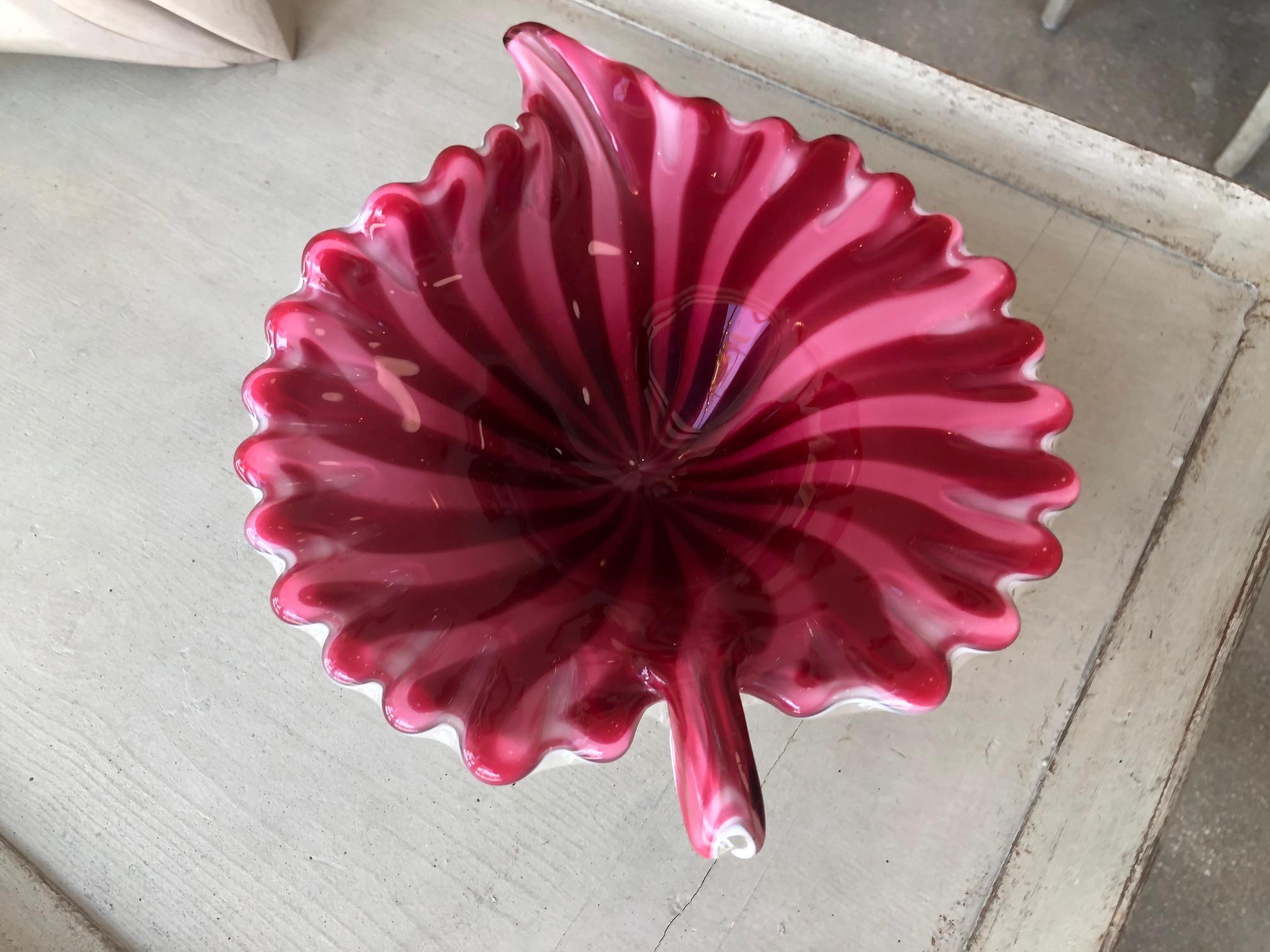 Gorgeous Murano bowl by Fratelli Toso, circa 1960s. Superb condition. Red and pink interior color with white exterior. 

Bowl measures (inches):
3.5