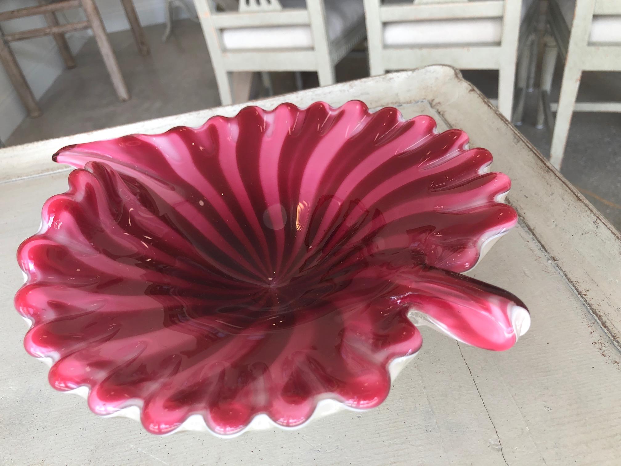 Murano Leaf Bowl Red and Pink Fratelli Toso In Excellent Condition For Sale In West Palm Beach, FL