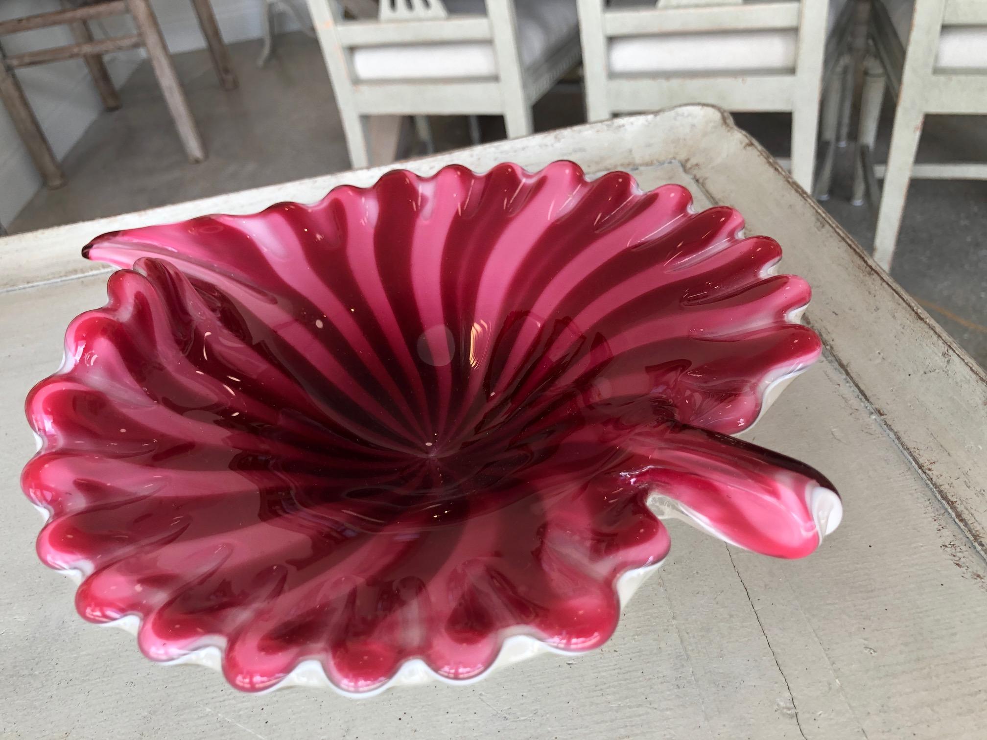 Mid-20th Century Murano Leaf Bowl Red and Pink Fratelli Toso For Sale