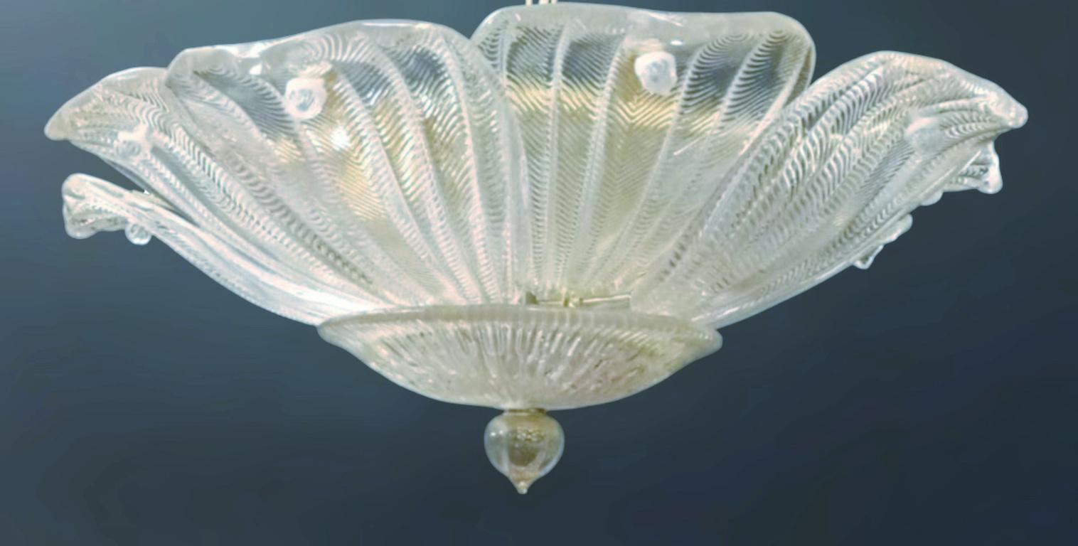 Incasso in vetro di Murano d'epoca con foglie in vetro trasparente testurizzato / Realizzato in Italia nello stile di Barovier&Toso, circa 1960
Misure: Diametro 23,5 pollici, altezza 8,5 pollici
6 luci / tipo E12 o E14 / max 40W ciascuna
1