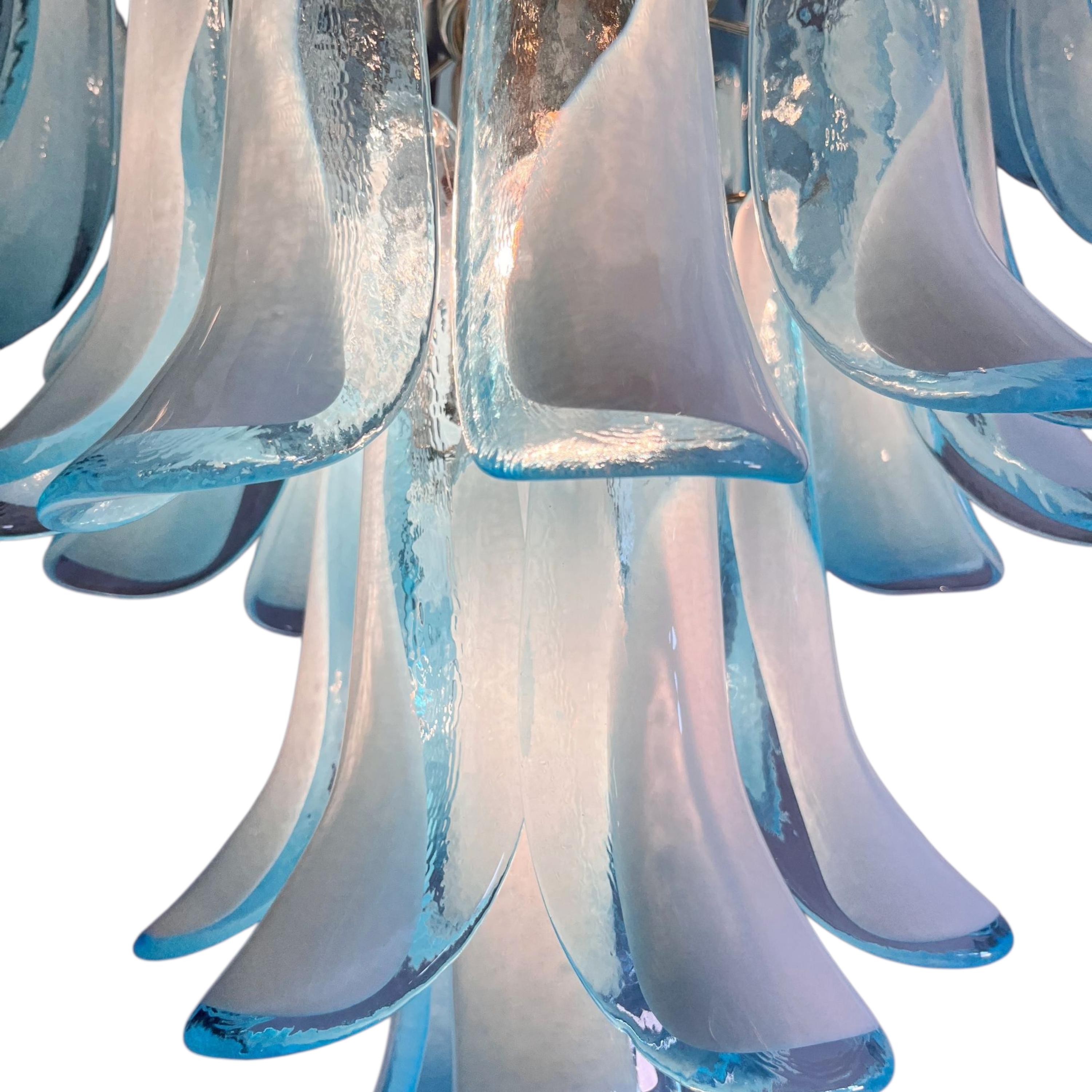 Murano-Kronleuchter aus hellblauem Opalglas, 80 mundgeblasene Hängeleuchten im Angebot 2