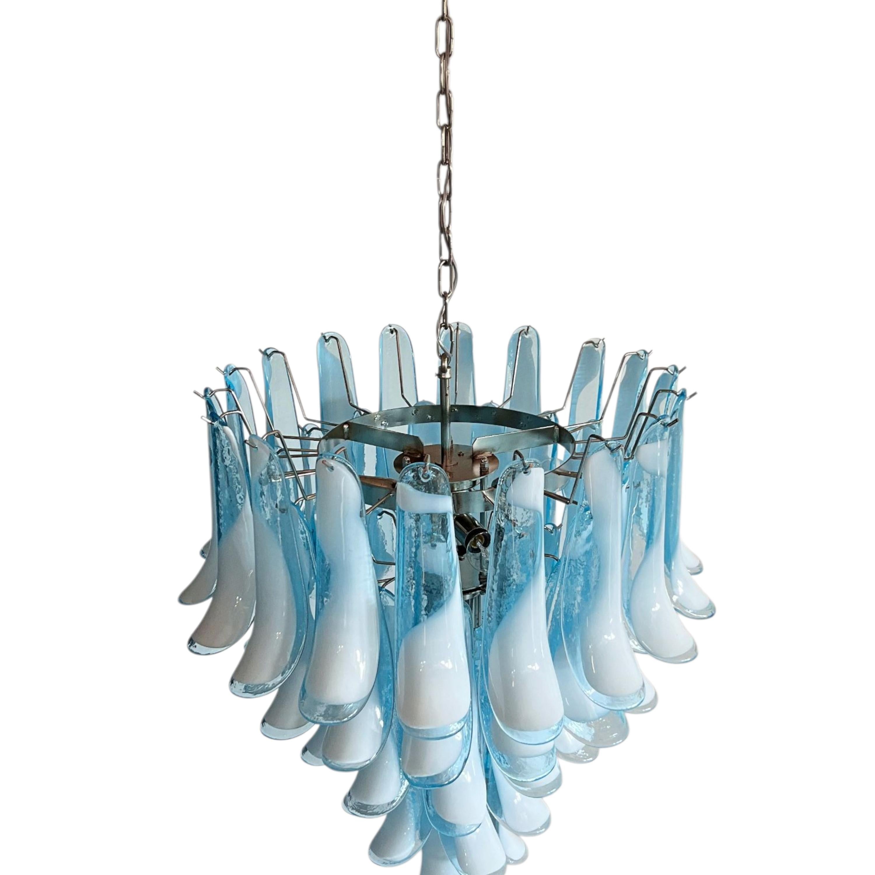 Murano-Kronleuchter aus hellblauem Opalglas, 80 mundgeblasene Hängeleuchten im Angebot 4