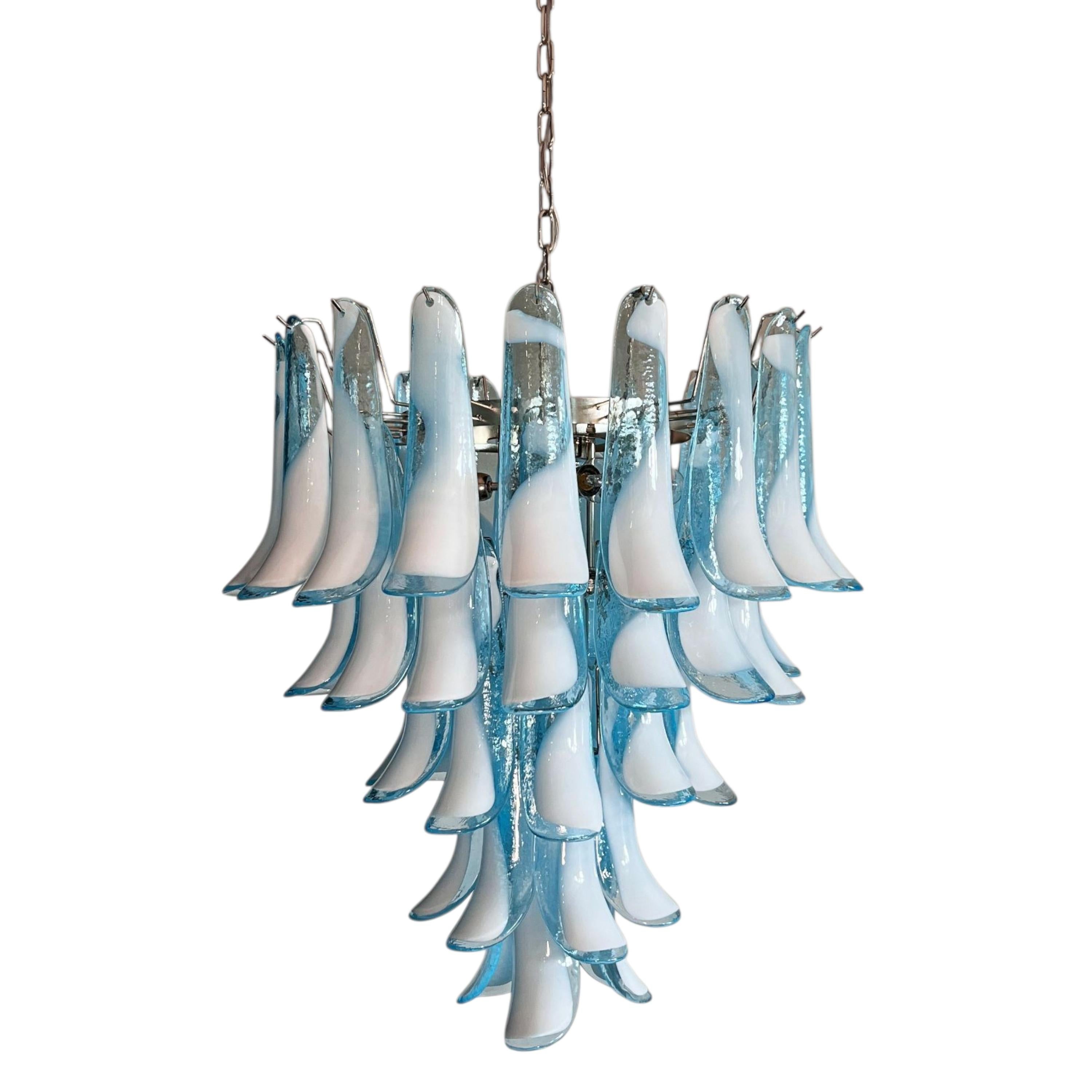 Murano-Kronleuchter aus hellblauem Opalglas, 80 mundgeblasene Hängeleuchten im Angebot 5