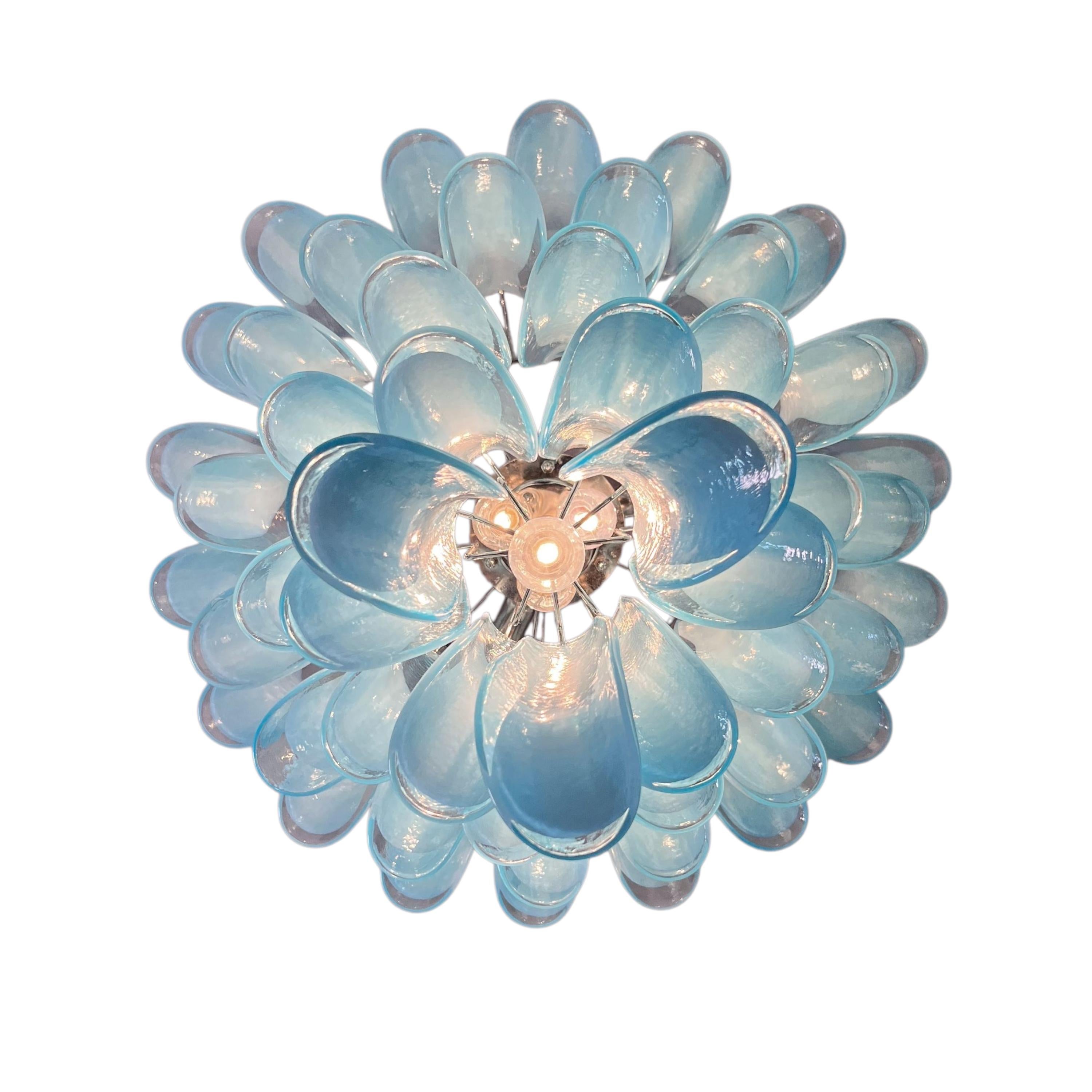 Murano-Kronleuchter aus hellblauem Opalglas, 80 mundgeblasene Hängeleuchten (Moderne) im Angebot